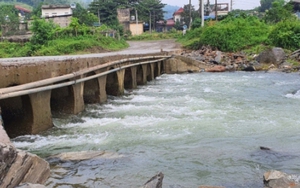 Tấm biển “lạ” bên dòng suối cạn ở Lào Cai