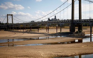 Pháp: Nước sông Loire xuống mức thấp lịch sử, người dân có thể đi bộ qua lòng sông