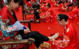 Bức ảnh các nàng dâu quỳ gối rửa chân cho mẹ chồng bị nhiều dân mạng phản đối