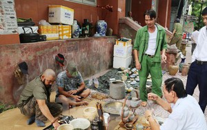 Chiêm ngưỡng hàng trăm món đồ cổ ở khu chợ 'có 1 không 2' tại thành phố Vinh
