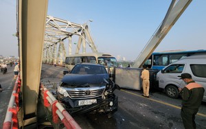 Hà Nội: Tai nạn giao thông nghiêm trọng, 5 ô tô đâm nhau trên cầu Chương Dương