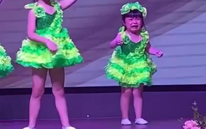 Cô bé bật khóc nức nở giữa sân khấu, lý do đáng yêu đằng sau gây cười không ngớt