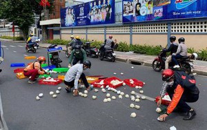 Hàng trăm chiếc bánh bao rơi giữa đường, 30 giây dọn dẹp và món quà từ người lạ dành tặng shipper