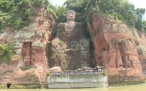Hạn hán nghiêm trọng khiến bức tượng Phật bằng đá lớn nhất thế giới lộ diện hoàn toàn
