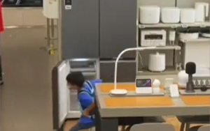 Nhân viên cửa hàng sửng sốt khi phát hiện cậu bé tiểu học giấu đồ lạ vào tủ lạnh