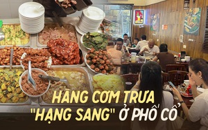 Hàng cơm trưa ở phố cổ Hà Nội toàn phục vụ “dân công sở hạng sang”, đến người nước ngoài cũng biết và tần suất ăn chung cùng người nổi tiếng rất cao