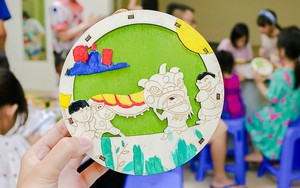 Bên cạnh đèn lồng giấy truyền thống, nổi lên một loại đèn lồng khác dịp Trung thu này: Bền hơn, chắc chắn hơn