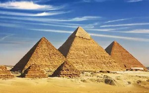 Kim tự tháp Ai Cập mọc bên dòng sông ma