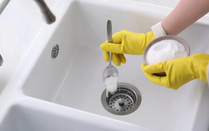 Ống thoát nước bồn rửa bát sạch tinh tươm nhờ mẹo làm sạch cực nhanh này