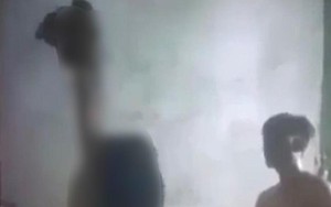 Nguyên nhân bé gái bị bố lột đồ, trói tay treo lên trần nhà