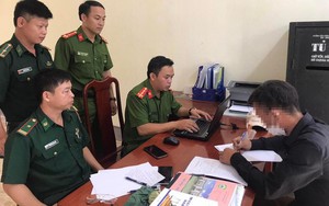 Lời khai người bố lột đồ, treo con gái lên trần nhà