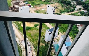 20 cảnh sát giải cứu cô gái trẻ định nhảy lầu chung cư tự tử