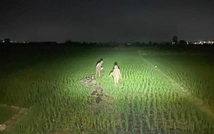 Đang yên lành, cặp đôi lao xuống ‘cày ruộng’ giữa đêm với bộ dạng gây ngao ngán