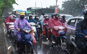 Người dân đội mưa rời Thủ đô, có người chạy xe máy về Tuyên Quang
