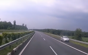 CLIP: Ôtô chạy ngược chiều trên cao tốc TP HCM – Long Thành - Dầu Giây