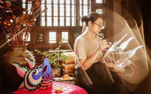Chuyện đằng sau cặp vợ chồng kiến trúc sư làm lồng đèn xưa có mức giá trên trời