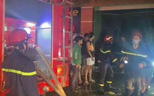 Cháy quán karaoke ở Đồng Nai, cảnh sát PCCC đục tường cứu người
