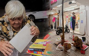 Giữa lòng Sài Gòn hoa lệ, ngồi nghe cụ bà bán sách kể chuyện đời thường