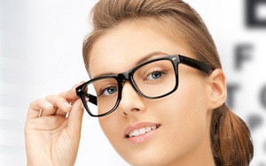 Người đeo kính: Nhìn thông minh nhưng kém hấp dẫn?