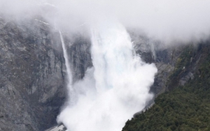 Khối băng khổng lồ ở Chile bất ngờ đổ sập