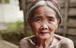 Cụ bà nghệ nhân 105 tuổi vẫn hút khách mạo hiểm đến để được xăm, bất chấp đau