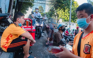 Cậu bé bán nước sâm nuôi mẹ và câu chuyện về đứa trẻ khiếm khuyết nhưng vẹn tâm hồn
