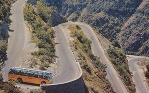 Tài xế xe buýt "cự phách" nhất thế giới, trở thành biểu tượng đất nước nhờ hằng ngày lái đường đèo