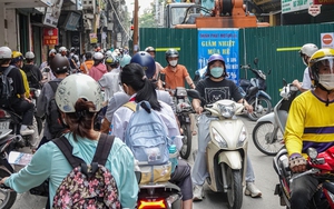 Hà Nội: 'Lô cốt' án ngữ giữa đường khiến người dân khổ sở di chuyển