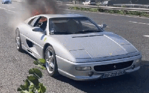 Chạy thử trước khi mua, Ferrari F355 cả trăm nghìn USD bất ngờ bốc cháy