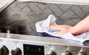Mẹo làm sạch mặt bếp bằng kính đơn giản, dễ dàng