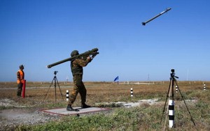 Ukraine tung video tên lửa phòng không vác vai MANPADS hạ gục ‘cá sấu’ K-52 của Nga