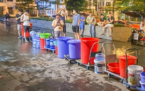 Hà Nội: Cư dân ngao ngán xếp hàng xuyên đêm đợi lấy nước sạch
