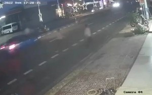 CLIP: Kinh hoàng ôtô tông người đàn ông bay lên cao