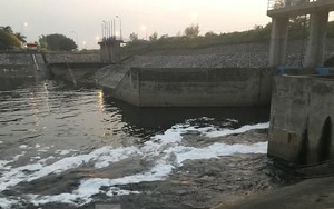 Hà Nội: Bất ngờ kênh dẫn nước Yên Sở bọt trắng như băng đổ ra sông Hồng