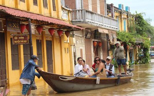 Hội An ngập sâu, du khách thuê ghe ra phố sau bão