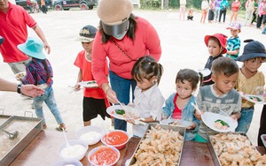 Ngày khai trường lần đầu được ăn... buffet