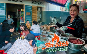 Nức tiếng đệ nhất bún nước mì khô cô Huyền: Thực khách chờ ăn có khi cả tiếng đồng hồ
