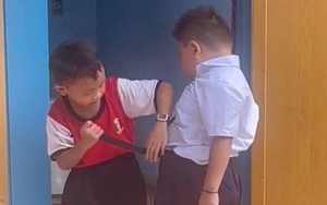 Hành động của hai cậu bé lớp 1 trước cửa nhà vệ sinh khiến dân mạng 'tan chảy'