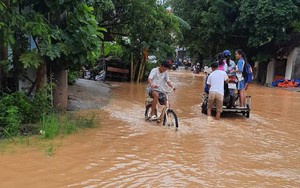 Dân ngoại thành Hà Nội chạy lũ trong đêm, huy động bộ đội hỗ trợ