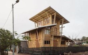 Ngôi nhà 3 tầng được làm từ tre và thân cây mía, mát vào mùa hè, ấm vào mùa đông
