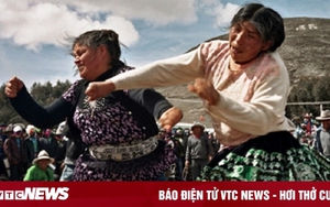 Tục đón Tết Dương lịch kỳ lạ: Đốt bù nhìn, đánh nhau, nghe động vật tâm sự