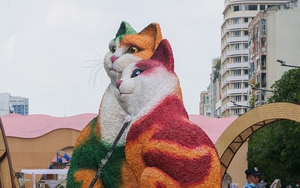 Linh vật mèo lộ diện tại Đường hoa Nguyễn Huệ: Người dân TP.HCM thích thú vì quá đáng yêu