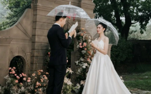 Biến lễ đường thành cổng trường học, cô dâu chú rể tổ chức đám cưới như một bộ phim