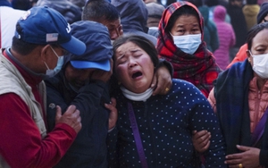 Nhân chứng vụ máy bay rơi tại Nepal kể lại về tiếng hành khách kêu cứu và nỗ lực tìm kiếm thi thể nạn nhân trong vô vọng