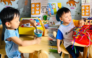 Mẹ khéo tay thiết kế học liệu 'chơi mà học' khiến con mê mẩn