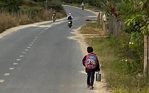 Bé trai đi bộ đến trường được quá giang gợi lại ký ức của nhiều người