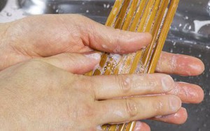 Bác sĩ cảnh báo cách rửa đũa cực nguy hiểm mà nhiều gia đình vẫn làm, đặc biệt là trong những ngày Tết
