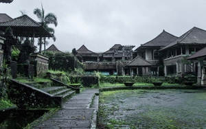 Bí ẩn khách sạn bỏ hoang trên đảo Bali, nơi không người dân nào dám đến gần