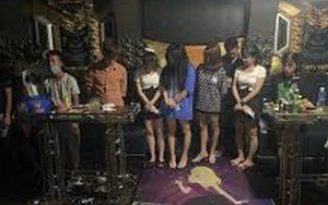 Nữ chủ quán karaoke lăng mạ, ném vỏ chai bia làm 2 công an bị thương