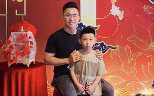 Đưa gia đình đi ăn nhà hàng, bố muối mặt vì con nhìn vị khách bàn bên cạnh rồi bình phẩm 1 câu